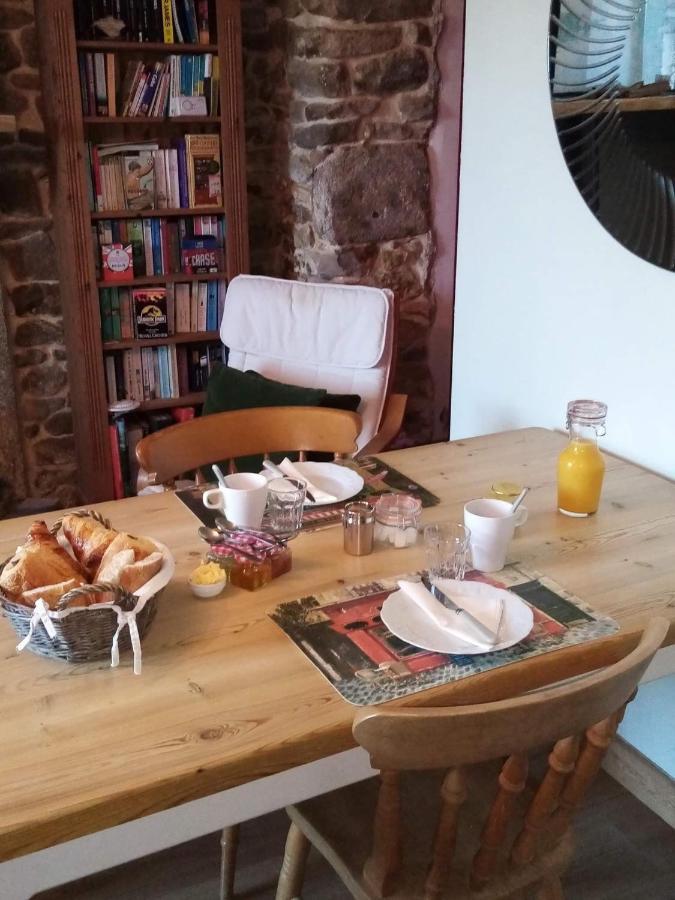 38 Friaudour Bed & Breakfast Saint-Pardoux-lʼOrtigier Dış mekan fotoğraf