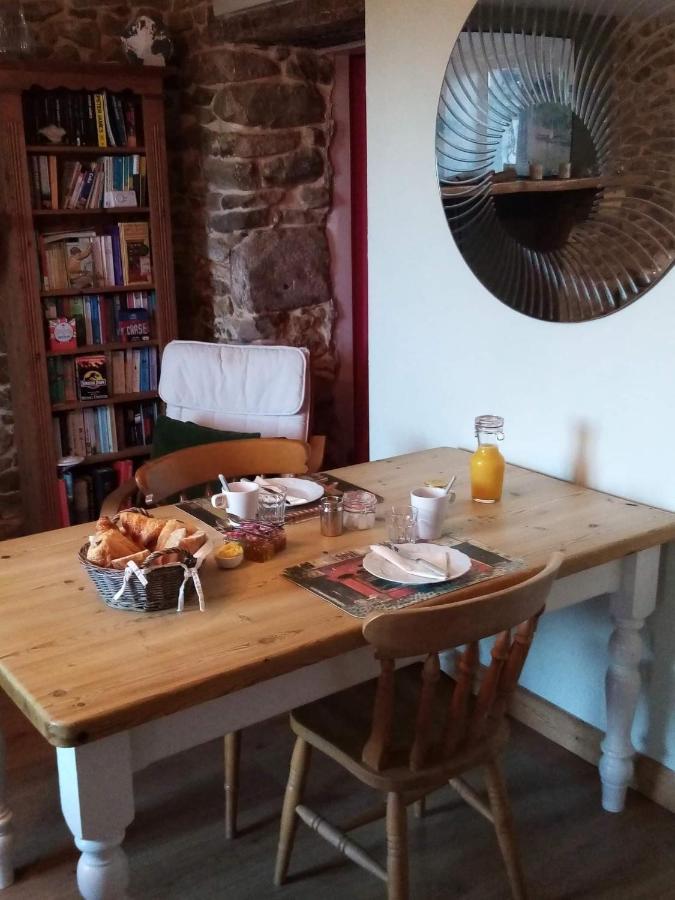 38 Friaudour Bed & Breakfast Saint-Pardoux-lʼOrtigier Dış mekan fotoğraf